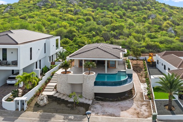 Blue Bay – High-end, luxurious newly built villa with rental potential