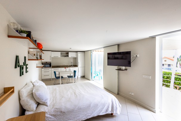 Royal Palm: Charming furnished studio with terrace for rent