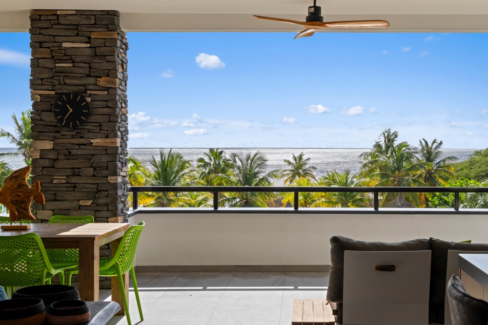 RE/MAX real estate, Curacao, Blue Bay, Blue Bay - Luxury 2-Bedroom Apartment Right on the Beach