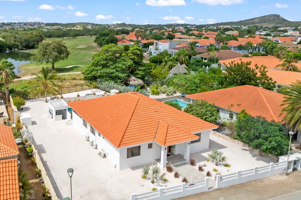 Blue Bay – Fraai gerenoveerde villa met zwembad aan golfbaan  