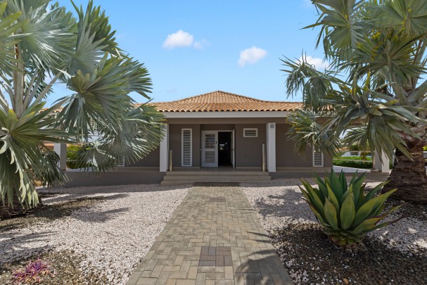 Blue Bay BO 4 &ndash; Elegant villa with unique views over the golf course