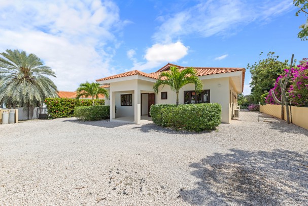 Blue Bay L-section &ndash; three-bedroom villa with a lovely outdoor space