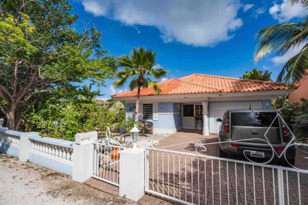 BlueBay O-35 – Ruim en sfeervol huis met appartement en zwembad
