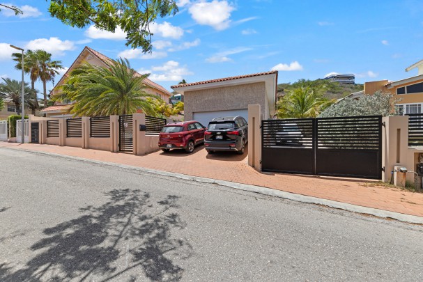 Sun Valley - Modern Detached Home with Garage on Spacious Lot