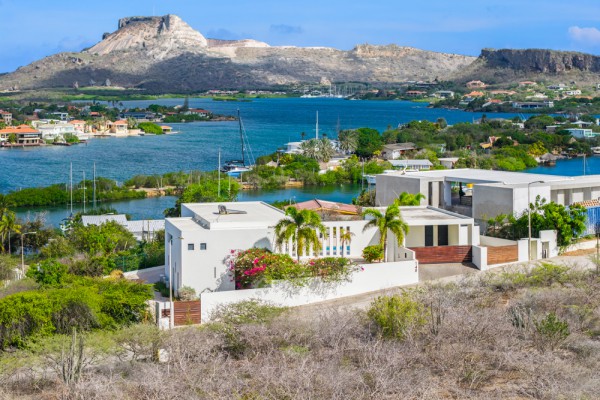 Beautiful Contemporary Villa Overlooking Spanish Water