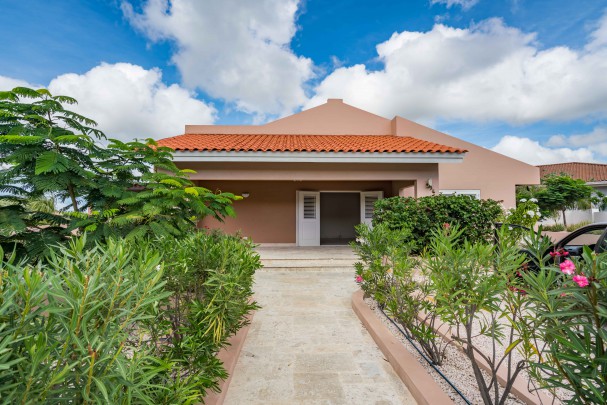 Blue Bay - Spacious tropical family home with 5 bedrooms and pool