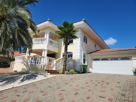 Zuurzak - Centrally located Villa for sale Curacao safe neighborhood