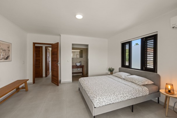 Blue Bay - Stylish 5-Bedroom Villa with Pool on the Golf Course