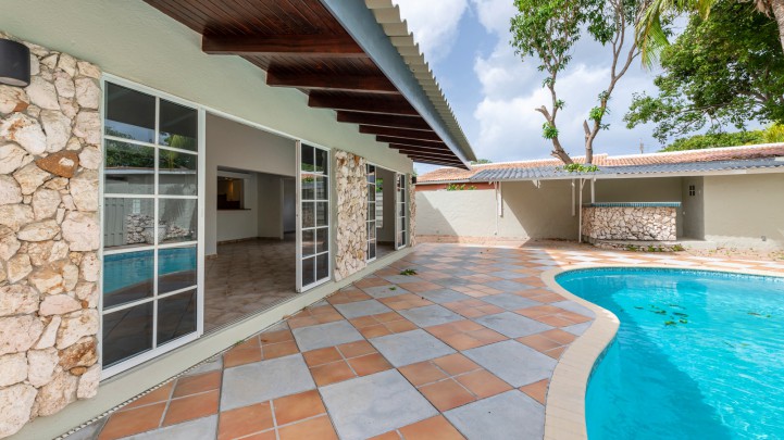 Ruime 4-slaapkamer villa met zwembad in Jan Doret