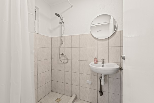 Fully operational student housing complex with 30 rooms for sale