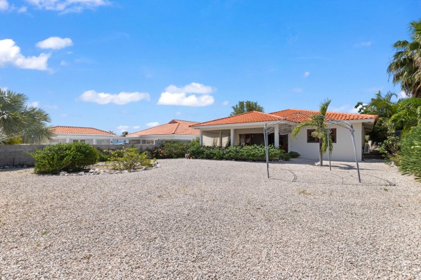 Blue Bay BL-19 – Spacious Villa on Golf Course