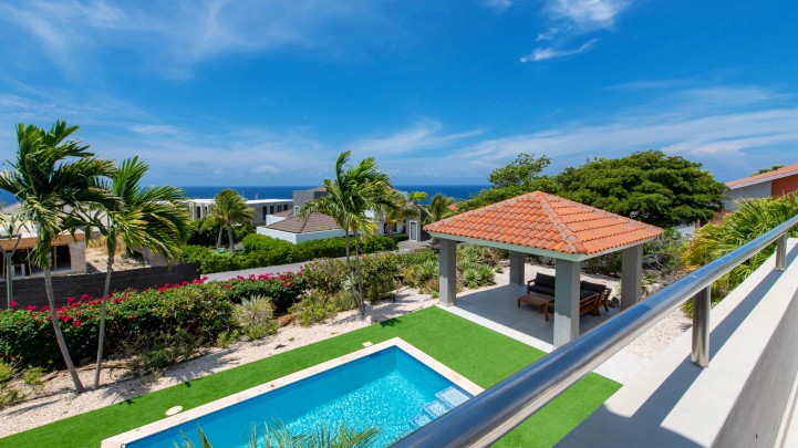 Blue Bay Villa with Pool and Spacious Garden