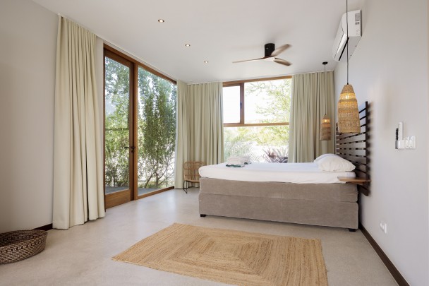 Luxury villa with pool, jacuzzi & sea view near Jan Thiel Beach