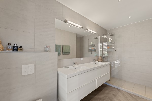 Blue Bay – Royale Villa met Zeezicht, Zwembad & 2 Appartementen