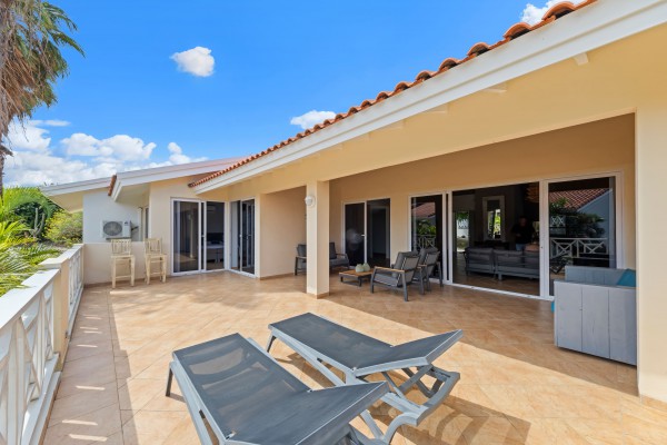 Spacious furnished 2-bedroom bungalow in Blue Bay 