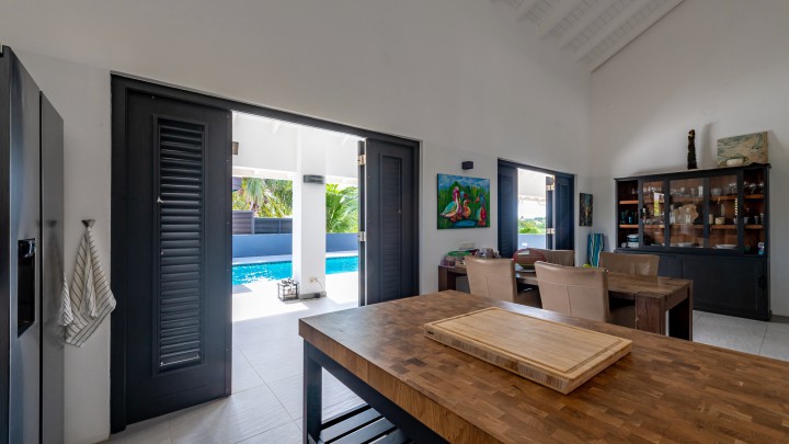 Blue Bay - Tropical detached villa with swimming pool and apartments