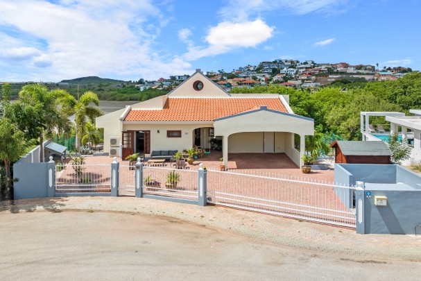 Zuurzak - Characteristic family house with apartment and swimming pool