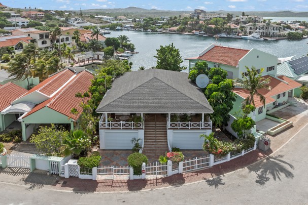 Characteristic Tropical Home on the Spanish Water – Jan Sofat