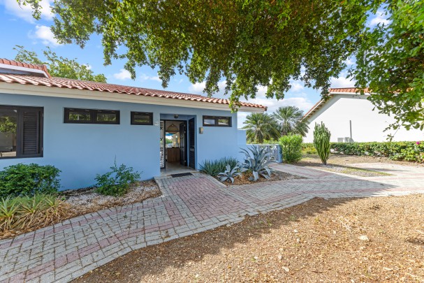 Blue Bay – Bungalow with golf view, jacuzzi & holiday rental option