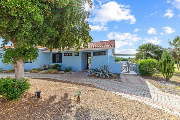 Blue Bay – Bungalow with golf view, jacuzzi & holiday rental option