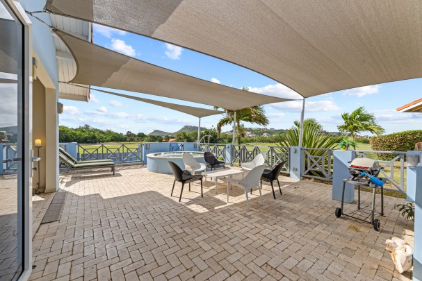 Blue Bay – Bungalow with golf view, jacuzzi & holiday rental option