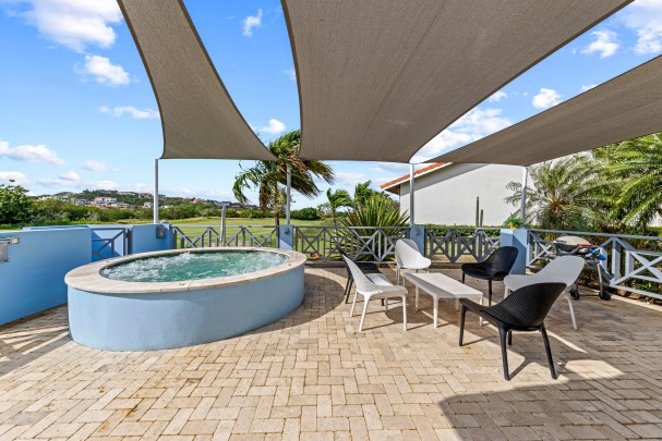 Blue Bay – Bungalow with golf view, jacuzzi & holiday rental option