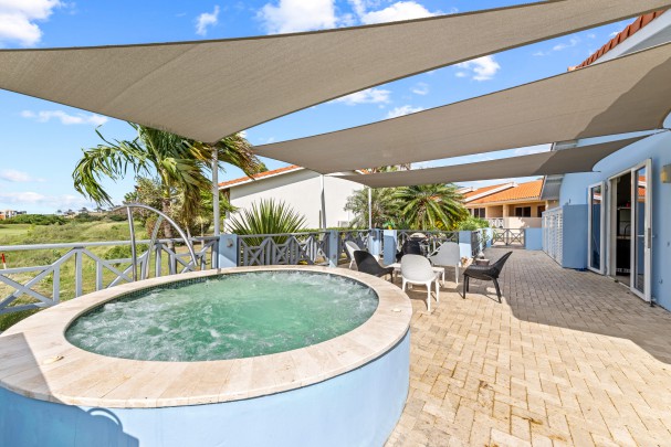 Blue Bay – Bungalow with golf view, jacuzzi & holiday rental option