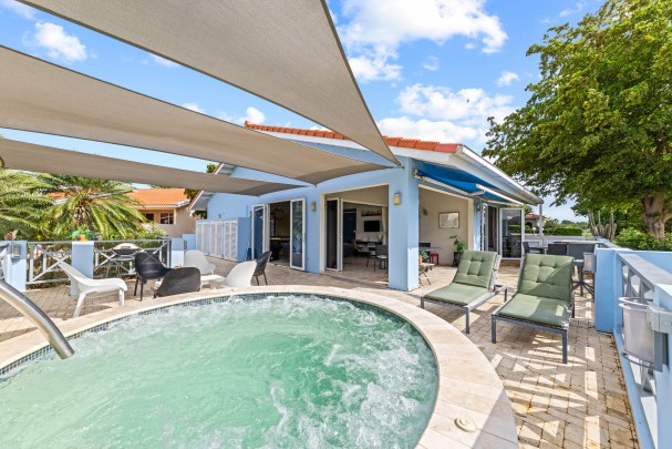 Blue Bay – Bungalow with golf view, jacuzzi & holiday rental option