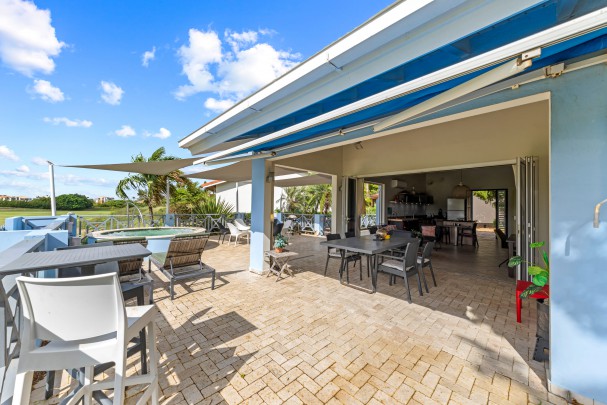 Blue Bay – Bungalow with golf view, jacuzzi & holiday rental option