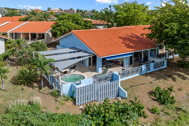 Blue Bay – Bungalow with golf view, jacuzzi & holiday rental option