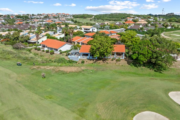 Blue Bay – Bungalow with golf view, jacuzzi & holiday rental option