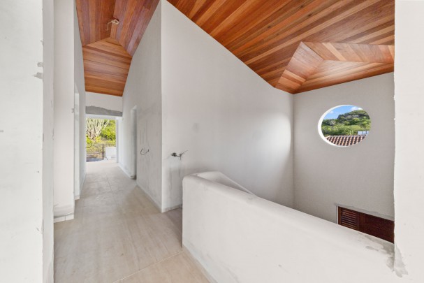 Blue Bay – High-end, luxurious newly built villa with rental potential