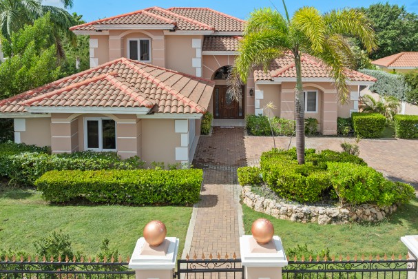 luxe villa met zwembad in Zuurzak - Perfect voor wonen of investeren