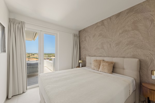 Blue Bay-Luxuriously furnished new-build penthouse in a prime location
