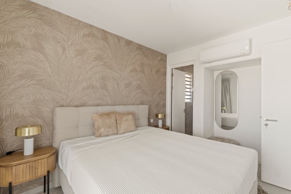 Blue Bay-Luxuriously furnished new-build penthouse in a prime location
