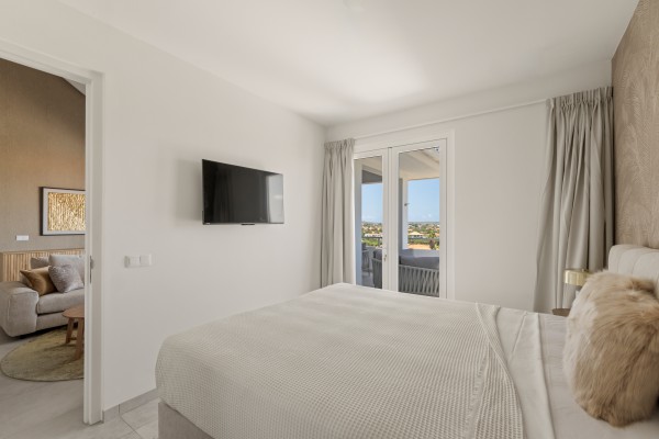 Blue Bay-Luxuriously furnished new-build penthouse in a prime location