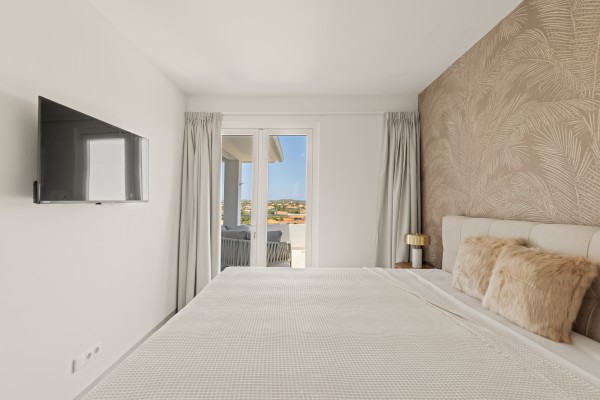 Blue Bay-Luxuriously furnished new-build penthouse in a prime location