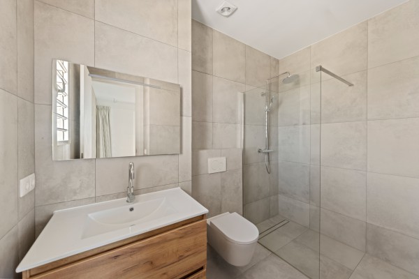 Blue Bay-Luxuriously furnished new-build penthouse in a prime location