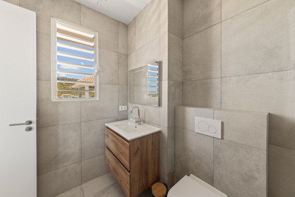 Blue Bay-Luxuriously furnished new-build penthouse in a prime location