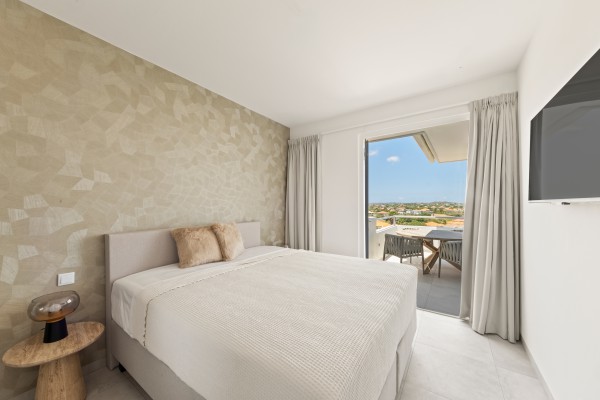 Blue Bay-Luxuriously furnished new-build penthouse in a prime location