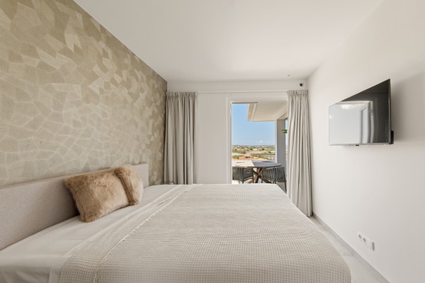 Blue Bay-Luxuriously furnished new-build penthouse in a prime location