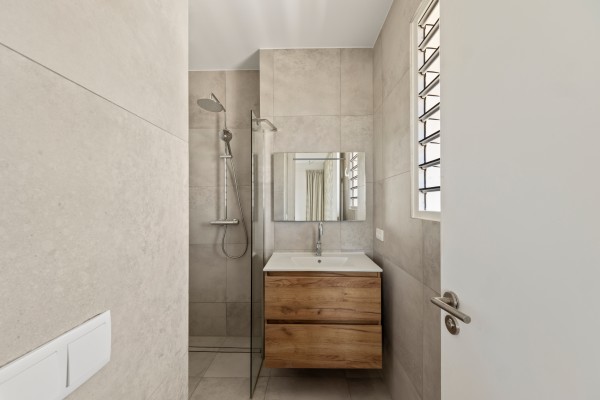 Blue Bay-Luxuriously furnished new-build penthouse in a prime location