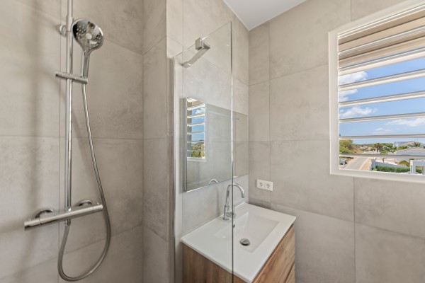 Blue Bay-Luxuriously furnished new-build penthouse in a prime location