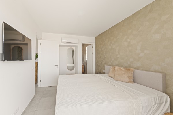 Blue Bay-Luxuriously furnished new-build penthouse in a prime location