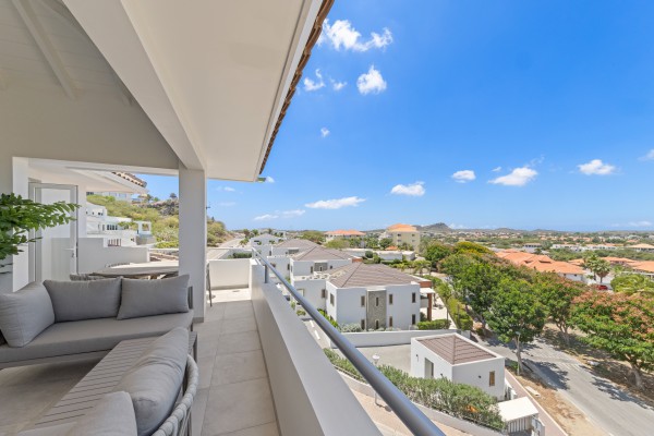 Blue Bay-Luxuriously furnished new-build penthouse in a prime location