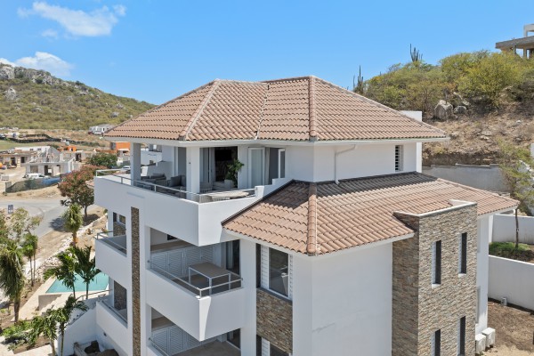 Blue Bay-Luxuriously furnished new-build penthouse in a prime location