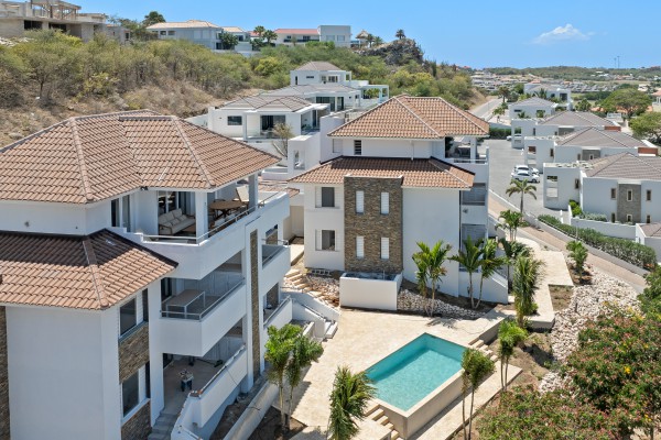 Blue Bay-Luxuriously furnished new-build penthouse in a prime location