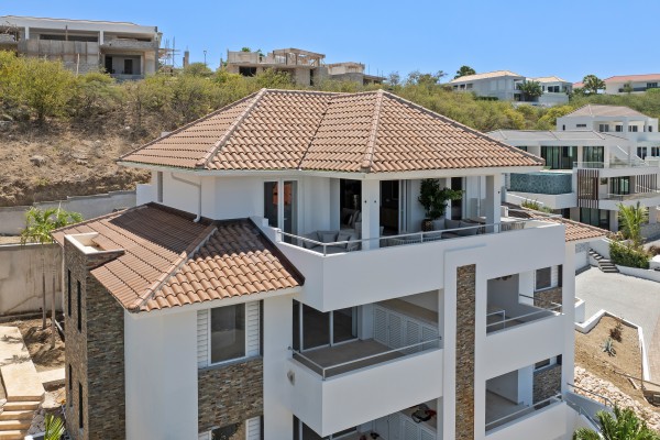 Blue Bay-Luxuriously furnished new-build penthouse in a prime location