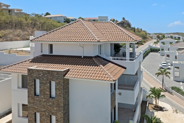 Blue Bay-Luxuriously furnished new-build penthouse in a prime location