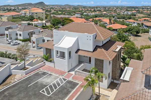 Blue Bay-Luxuriously furnished new-build penthouse in a prime location